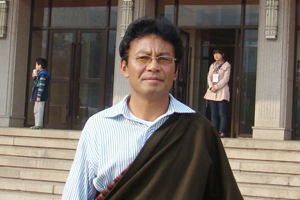 中短篇小說獎：獲獎作品《無雪冬日》作者：德本加（藏族）         創(chuàng)作感言　　文字是最豐富多彩又最復(fù)雜深奧的事物。我是一個被文字的養(yǎng)分滋潤過的人，因此對文字有很深的感情。經(jīng)歷了從盲目的人生到回頭探尋人生意義的漫長旅程，我深深體會到了文字無可比擬的力量和無與倫比的魅力?？梢哉f這一切是我進行小說創(chuàng)作最根本的動力。