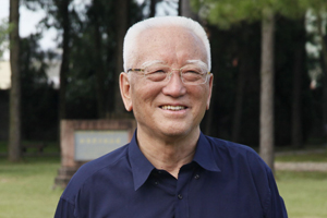 報告文學(xué)獎：獲獎作品《這里是紅軍走過的地方》作者：降邊嘉措（藏族）         創(chuàng)作感言　　長征也是文藝創(chuàng)作取之不盡、用之不竭的豐富源泉。早在10多年前，在親身參加過長征的老紅軍的鼓勵和指導(dǎo)下，我開始撰寫反映長征的長篇紀實文學(xué)《這里是紅軍走過的地方》。該書后來得到作協(xié)的支持，被列為中國作協(xié)的重點扶持作品。作品于2013年由作家出版社出版……