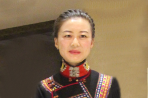 詩歌獎：獲獎作品《好時光》作者：魯娟（彝族）         創(chuàng)作感言　　從故鄉(xiāng)的起點出發(fā)，怎樣去尋找一種最適合表達自己的方式，這是我一直要摸索探尋的路。繆斯女神找到了我，詩歌這雙看不見的翅膀，帶領(lǐng)我從平凡、瑣碎、黯淡的日常生活中提升，擦亮被灰塵蒙敝已久、無處不在的詩意，教會我從黯淡的生活中提煉出一束束閃閃發(fā)光的金薔薇。