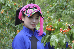 散文獎：獲獎作品《凹村》作者：雍措（藏族）         創(chuàng)作感言　　花幾年的時間書寫《凹村》，寫我熟悉的故鄉(xiāng)，其實我是站在凹村之中，或凹村之外?！栋即濉肥莻€概念性的村落，甚至沒有邊界，沒有語言的隔閡?！鞍即濉辈粌H是一個地理名詞，它更是存在于我的精神世界，是我永遠渴望達到的一個精神高度。