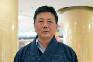 翻譯獎：藏文譯漢文作者：久美多杰（藏族）         創(chuàng)作感言　　民族文學(xué)的翻譯是民族間的文化交流，它起著溝通各族人民思想感情的橋梁與紐帶作用，對于促進各民族之間互相理解、相互尊重，增進團結(jié)友誼、構(gòu)建和諧社會具有重要的意義。感謝中國作家協(xié)會，獎勵了我一匹駿馬，鼓勵我繼續(xù)做好文學(xué)翻譯工作。我會珍惜這份榮譽。