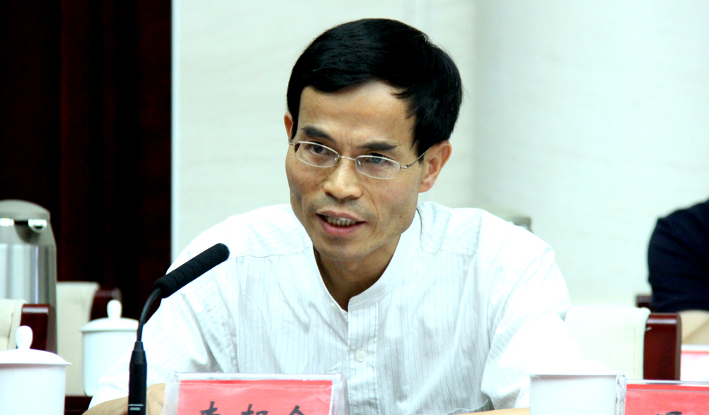 中國作協(xié)創(chuàng)研部副主任、駿馬獎評獎辦公室副主任李朝全作關(guān)于參評作品和譯者申報及公示情況的說明