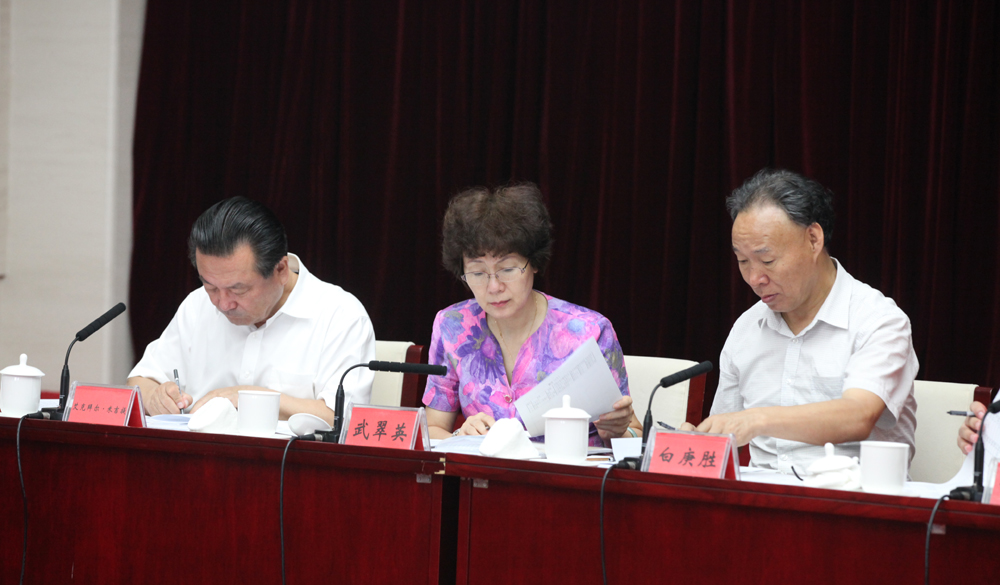 8月2日，第十一屆全國少數(shù)民族文學(xué)創(chuàng)作“駿馬獎”終評會評委畫票