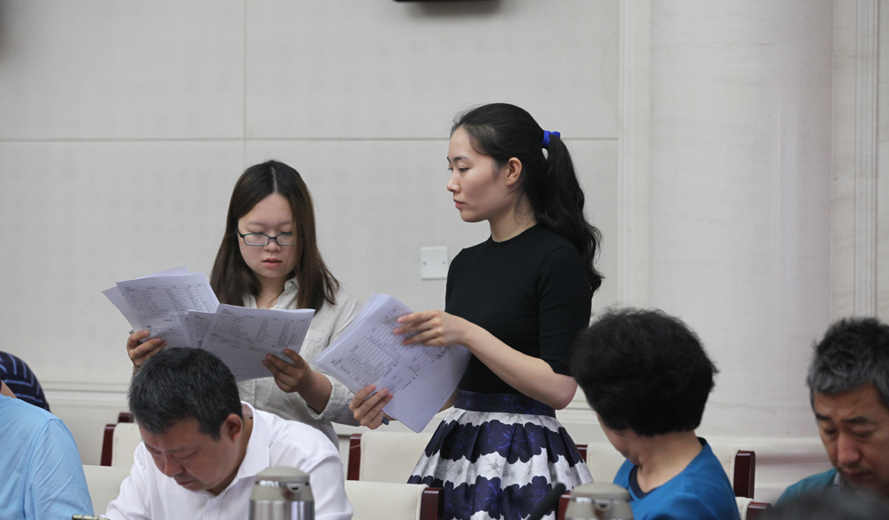 8月2日，第十一屆全國少數(shù)民族文學(xué)創(chuàng)作“駿馬獎”終評會工作人員收回評委投票