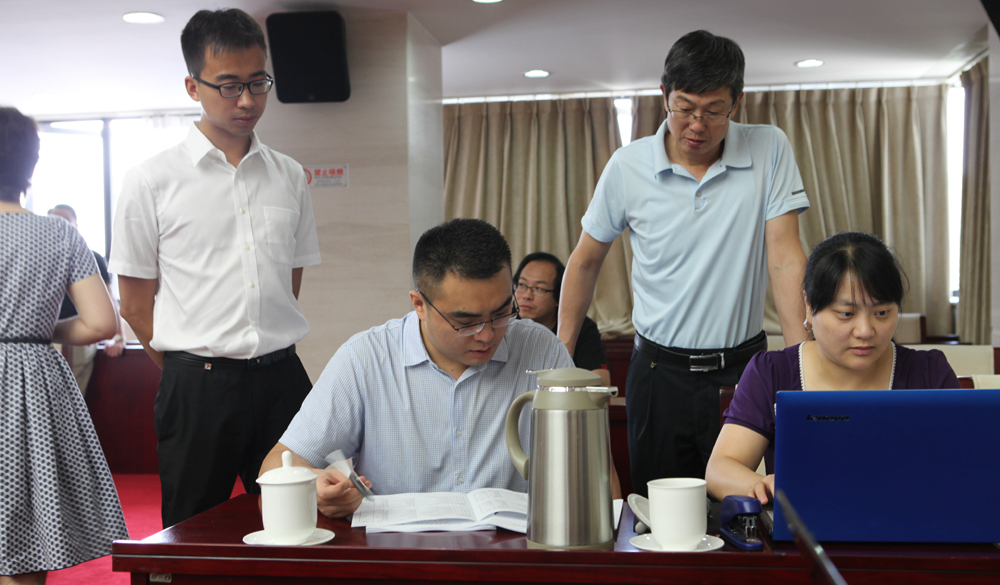 8月2日，工作人員統(tǒng)計評委畫票情況