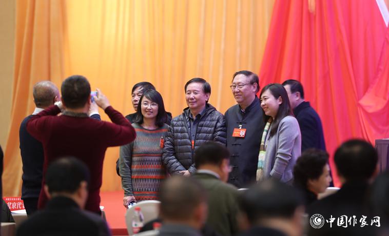 11月29日，與會(huì)者會(huì)場拍照留念