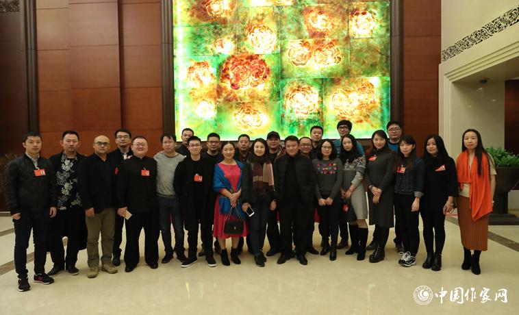 11月29日，參會(huì)網(wǎng)絡(luò)作家集體合影留念