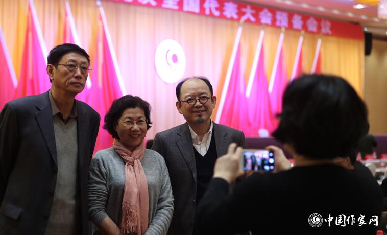 11月29日，與會(huì)者會(huì)場拍照留念