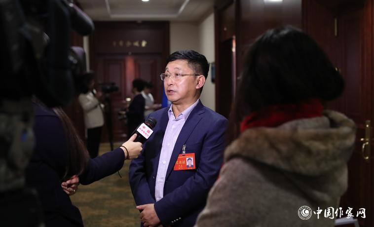 11月30日下午，阿來接受媒體參訪。