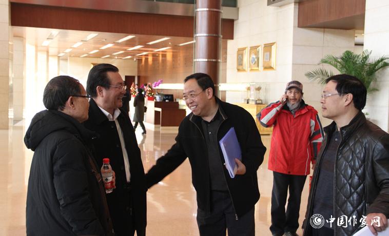 11月28日，中國作協(xié)第九次全國代表大會(huì)與會(huì)代表在報(bào)到時(shí)交談。