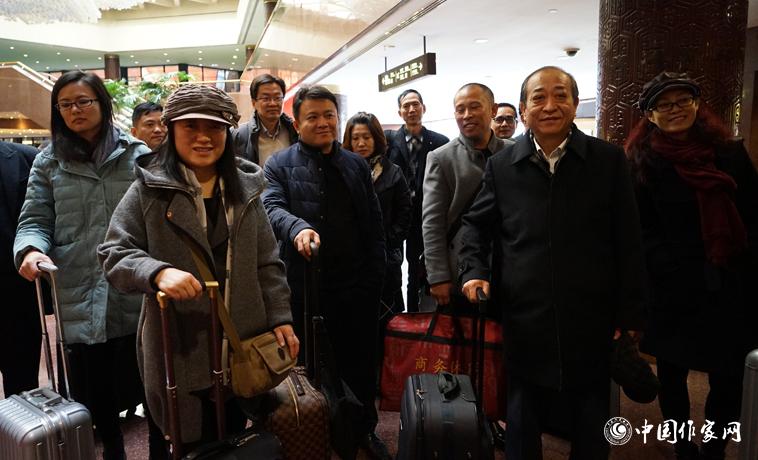 11月28日，中國作協(xié)第九次全國代表大會(huì)與會(huì)代表團(tuán)報(bào)到。