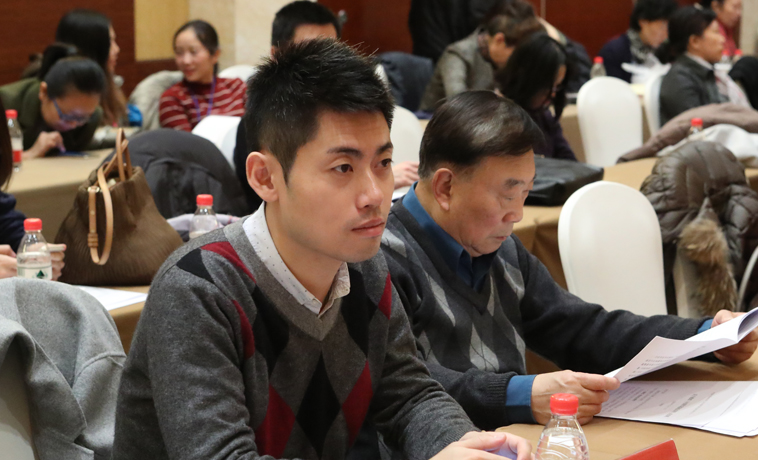 12月1日，港澳臺(tái)代表聽取報(bào)告。