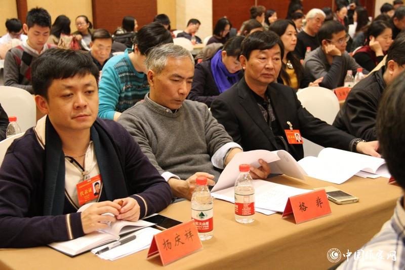 12月1日，第二次全體會(huì)召開，與會(huì)代表聽取報(bào)告。