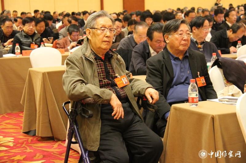 12月1日，第二次全體會(huì)上，代表們認(rèn)真聽工作報(bào)告