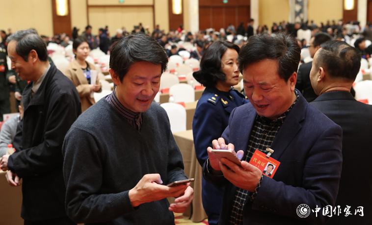 12月1日，第二次全體會(huì)議開始前，與會(huì)代表陳眾議與代表交談。