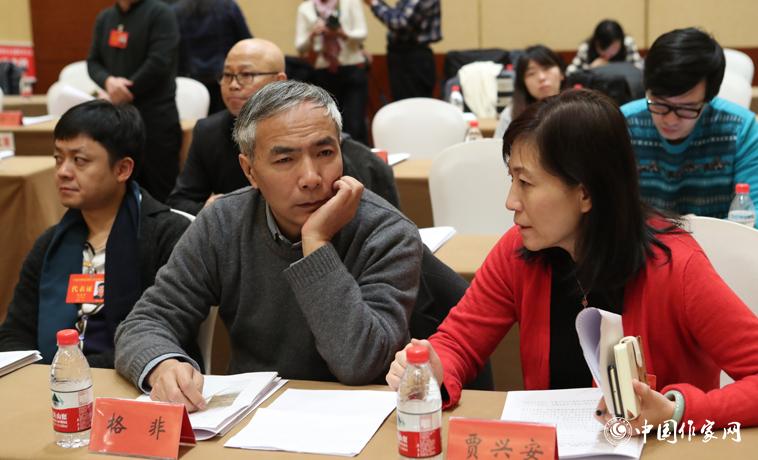 12月1日，第二次全體會(huì)議開始前，與會(huì)代表交談。