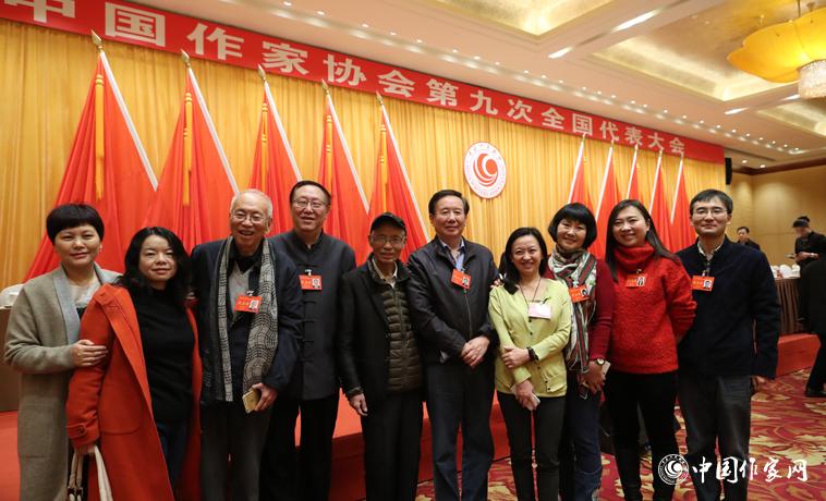 12月1日，第二次全體會(huì)議開始前，部分代表合影。