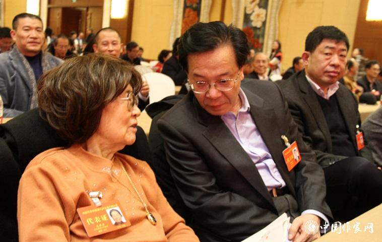 文潔若、李福明等代表在報(bào)告會(huì)前交談。