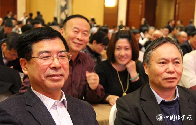 楊學(xué)峰、譚好哲等山東作家充滿期待地等待聆聽報(bào)告。