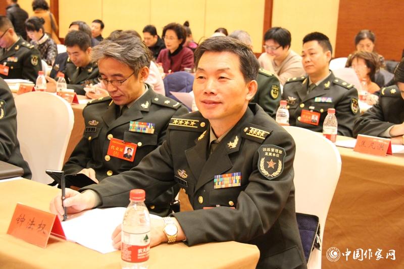 在中國作家協(xié)會(huì)第九次全國代表大會(huì)第三次全體會(huì)議上，代表鐘法權(quán)認(rèn)真聆聽。