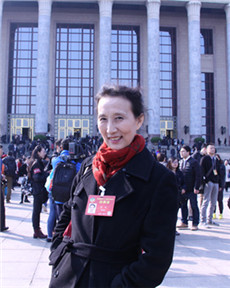 參加全國(guó)政協(xié)開(kāi)幕式的委員趙玫