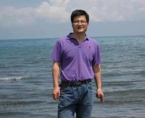 王鵬程：我傾向事實感的批評         文學(xué)批評作為一種審美體驗和價值判斷，“知多偏好，人莫圓該”。那么，批評諸要素中最關(guān)鍵的是什么？學(xué)識、視野，抑或眼光、方法？竊以為，最關(guān)鍵的還是事實感——藝術(shù)經(jīng)驗里真理性內(nèi)涵的呈現(xiàn)。如伽達(dá)默爾所言：藝術(shù)作品的真理性既不孤立地體現(xiàn)在作品上，也不孤立地存于審美主體上，而是存在于過去與現(xiàn)在的溝通，以及“不斷更新的被經(jīng)驗的實在性”上。由此可見，事實感是一種無形的“軟能力”，是一種看起來極為普通而又十分難得的批評才能。但它無疑是批評的生命線，關(guān)系到批評的可信度和有效性。　　　　　　　　　　　　　　　　　　[詳細(xì)]