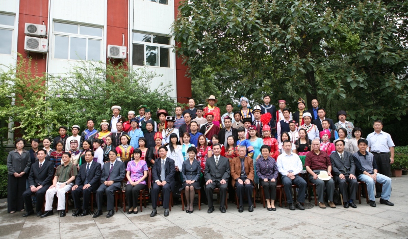 魯迅文學(xué)院第十二屆高研班學(xué)員名單　林　華　賀西格圖　　娜恩達(dá)拉　　孟代紅　德純燕　張　雁　李艷杰　鐘一林　孫玉民　金清華　謝根秋　潘紅日　譚自安　楊衍瑤　嚴(yán)風(fēng)華　蘇　凱　李榮國　張時勝　陶玉明　唐　潔　劉玉紅　納張?jiān)獭←悺O寶廷　許安舉　李夢薇　玖合生　蔡曉齡　閔建嵐　曹文彬　李金榮　羅榮芬　張　云　楊國慶　亞　伊　多布杰　次仁羅布　韋文揚(yáng)　韋昌國　　潘國會　楊秀剛　肖　勤　達(dá)隆東智　馮　巖　馬學(xué)武　阿拉提·阿斯木　馬旦尼亞提·木哈太　薩黛特·加馬力　吐爾地白克·買買提白克　帕依祖拉　阿衣努熱·杜拉提　趙康林 冶進(jìn)?！|永學(xué)　馬　毅