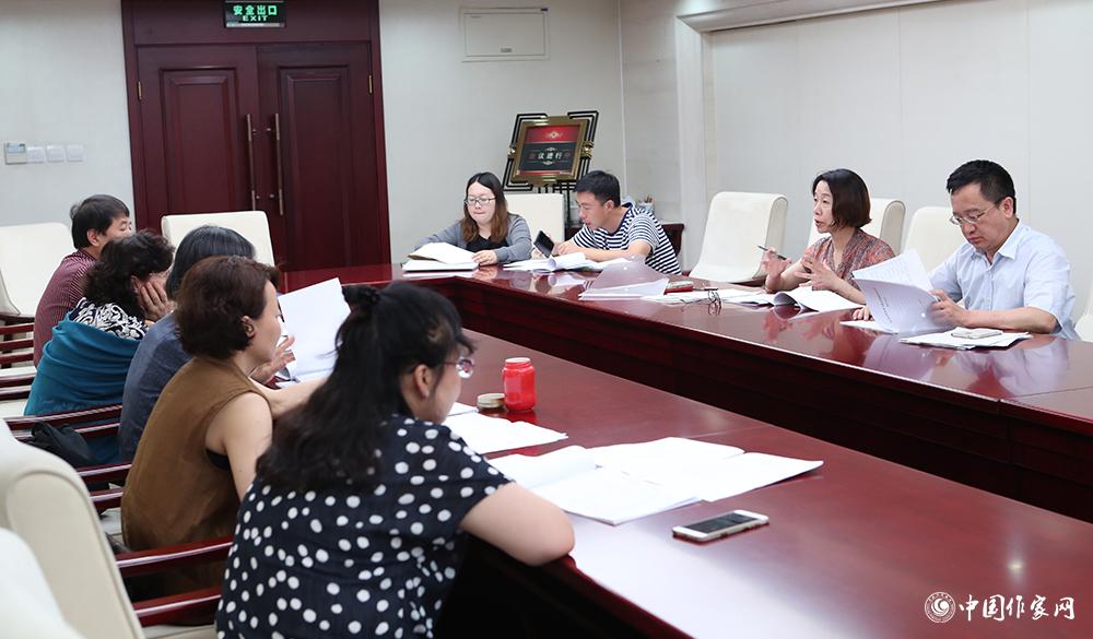 7月24日，全體會(huì)議結(jié)束后，綜合一組召開(kāi)小組會(huì)議