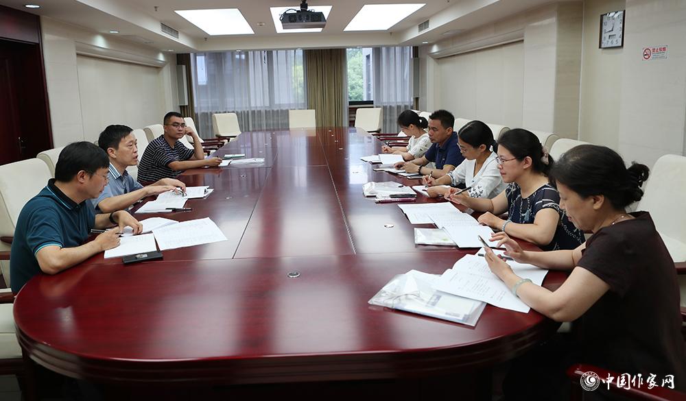 7月24日，全體會(huì)議結(jié)束后，小說(shuō)二組召開(kāi)小組會(huì)議