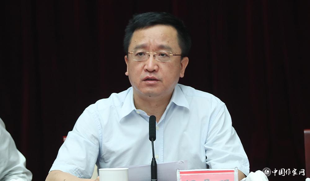 7月24日，第十屆全國(guó)優(yōu)秀兒童文學(xué)獎(jiǎng)評(píng)獎(jiǎng)委員會(huì)第一次全體會(huì)議由閻晶明主持