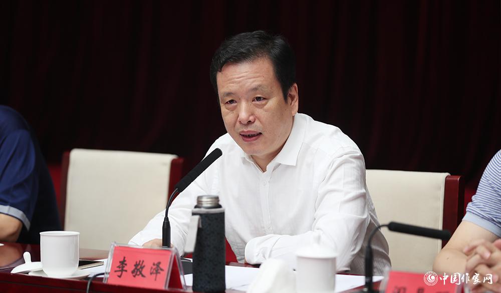 8月4日，李敬澤主持第十屆兒獎(jiǎng)評(píng)委會(huì)第六次全體會(huì)議