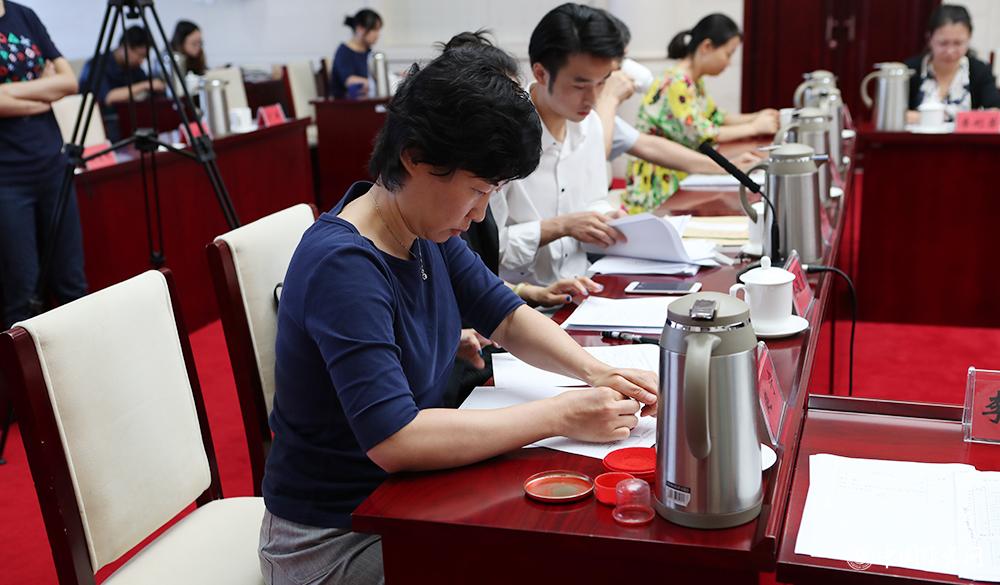 8月4日，紀(jì)律監(jiān)察組人員對(duì)選票結(jié)果蓋章封存