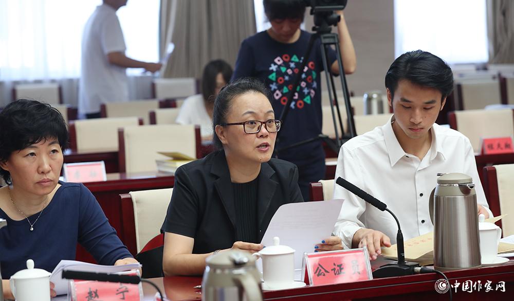 8月4日，公證員宣讀公證書