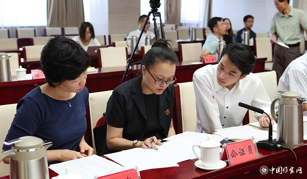 8月4日，公證處人員查看選票情況