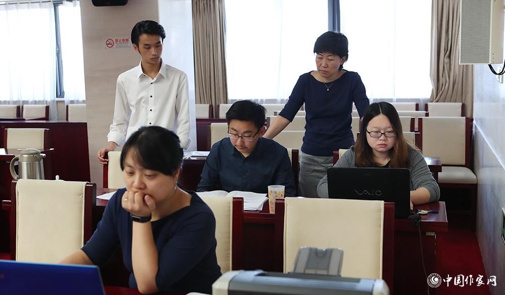 8月4日，各組聯(lián)絡(luò)員統(tǒng)計(jì)選票