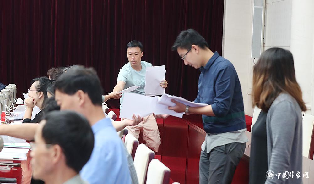 8月4日，第十屆兒獎(jiǎng)評(píng)委會(huì)第六次全體會(huì)議上，聯(lián)絡(luò)員發(fā)放選票