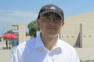 科幻文學(xué)：獲獎(jiǎng)作品《大漠尋星人》作者：趙華         獲獎(jiǎng)感言　　上班后，經(jīng)歷了職場(chǎng)的繁雜，也走了很多彎路，但最終還是提起筆來(lái)撰寫適合孩子看的科幻故事，它們是寫給千百個(gè)我不認(rèn)識(shí)的孩子的，又仿佛是寫給自己的。《大漠尋星人》中的7個(gè)故事就是其中的一部分，它們都是同星空、同人的真善有關(guān)的故事，當(dāng)一個(gè)人意識(shí)到世界的浩瀚和自己的渺小時(shí)，就會(huì)心存敬畏……