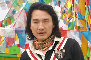 報(bào)告文學(xué)：獲獎(jiǎng)作品《夢(mèng)想是生命里的光》作者：舒輝波         獲獎(jiǎng)感言　　優(yōu)秀的文學(xué)作品是藝術(shù)的，也一定是科學(xué)的。在今后的寫作中，除了多讀書、勤思考，把自己的寫作放在世界范圍內(nèi)來(lái)考量，視界開(kāi)闊之外，還得多做田野調(diào)查，去看、去問(wèn)、去聽(tīng)，去發(fā)現(xiàn)、去感覺(jué)、去歡笑、去流淚。和孩子們共悲欣，同成長(zhǎng)。