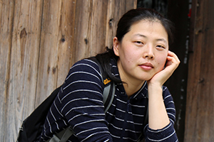 童話：獲獎(jiǎng)作品《一千朵跳躍的花蕾》作者：周靜         獲獎(jiǎng)感言　　種子發(fā)芽，盛開(kāi)為花，需要力量。野獸奔跑，需要力量。云涌風(fēng)起，需要力量。在我們周圍的世界里，無(wú)時(shí)無(wú)刻不充盈著神奇的力量。這些力量來(lái)自于事物自我的積蓄和噴薄，來(lái)自于自我的堅(jiān)持與追尋，來(lái)自于對(duì)一切“不可能”的抗?fàn)帯?#13;我想抓住這些力量，想表達(dá)世界的神奇，想呈現(xiàn)生命的堅(jiān)韌和美好……