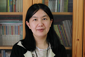 童話：獲獎(jiǎng)作品《小女孩的名字》作者：呂麗娜         獲獎(jiǎng)感言　　在這本書里，我讓我的小女孩安居在童話世界里。這是個(gè)比現(xiàn)實(shí)世界更大更神奇更遼闊的世界。我曾在一篇文章里這樣寫過(guò)：當(dāng)一個(gè)小女孩走在路上，她總是一只腳踏在現(xiàn)實(shí)世界，一只腳踏在童話世界里。因?yàn)樾∨⒕褪沁@樣的，心里總是有那么多那么多的幻想，和那么多那么多的詩(shī)意，所以小女孩最適合住在童話故事里。