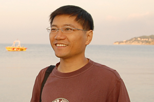 小說(shuō)：獲獎(jiǎng)作品《將軍胡同》作者：史雷         獲獎(jiǎng)感言　　在創(chuàng)作中，我逐漸形成了這樣的觀點(diǎn)，兒童文學(xué)作品應(yīng)當(dāng)是藝術(shù)品，這件藝術(shù)品不是寫出來(lái)，而是用閱歷、思想、才華、時(shí)光和心血精心打磨雕刻出來(lái)的，就像是一位父親為自己的孩子手工制作玩具那樣，內(nèi)心中一定是充滿愛(ài)、溫暖和感動(dòng)的，他的態(tài)度一定是無(wú)比虔誠(chéng)和感恩的。