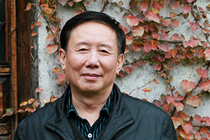 小說(shuō)：獲獎(jiǎng)作品《吉祥時(shí)光》作者：張之路         獲獎(jiǎng)感言　　從長(zhǎng)篇小說(shuō)《第三軍團(tuán)》開(kāi)始到今天的《吉祥時(shí)光》，我曾幾次獲得這個(gè)珍貴的獎(jiǎng)項(xiàng)。幾十年來(lái)，這個(gè)獎(jiǎng)始終伴隨著我、鼓舞著我，我珍視她，以她為榮。她激勵(lì)著我，讓我寫出更多更好的兒童文學(xué)作品。童年是一個(gè)人最為寶貴的時(shí)光。我寫過(guò)各種類型的兒童文學(xué)，但是書寫自己的童年卻是我多年的愿望。