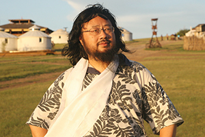 小說(shuō)：獲獎(jiǎng)作品《一百個(gè)孩子的中國(guó)夢(mèng)》作者：董宏猷         獲獎(jiǎng)感言　　我還記得第一次閱讀安徒生童話時(shí)的情景。那是一個(gè)寒冷的冬夜，雪花無(wú)聲地飄落在漢口古老而幽深的小巷里。一個(gè)中國(guó)小男孩被一個(gè)丹麥小女孩的故事深深地感動(dòng)了，他的眼中盈滿了無(wú)言的淚花。他真想問(wèn)問(wèn)那個(gè)姓“安”的叔叔，小女孩的火柴賣完了嗎？那天晚上他做了一個(gè)夢(mèng)，夢(mèng)見(jiàn)一大片紅色的麥田……