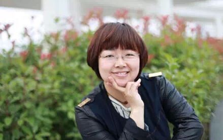 童話：獲獎(jiǎng)作品《布羅鎮(zhèn)的郵遞員》作者：郭姜燕         獲獎(jiǎng)感言　　應(yīng)該說(shuō)，我是邊進(jìn)行兒童教育研究邊進(jìn)行兒童文學(xué)創(chuàng)作的。兒童文學(xué)使我成了一個(gè)懂孩子也讓孩子更喜歡的老師。為了寫出對(duì)得起孩子的作品，我時(shí)時(shí)告誡自己，不要急、不要貪，慢慢寫，寫出讓自己滿意的作品，才有可能讓孩子們滿意。