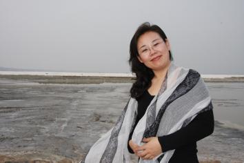 詩(shī)歌：獲獎(jiǎng)作品《夢(mèng)的門》作者：王立春         獲獎(jiǎng)感言　　每一個(gè)孩子都帶著“神諭”似的想象和智慧來(lái)到人間，他們說(shuō)著神奇的話，他們做著神奇的事。他們混沌未開(kāi)，他們物我不分，他們天然、純樸，神情四溢。他們像風(fēng)一樣歪著肩膀奔跑，像鳥(niǎo)一樣張開(kāi)雙臂飛翔；他們有時(shí)看世界是仰視的，有時(shí)也調(diào)皮地倒立，把世界翻過(guò)來(lái)。