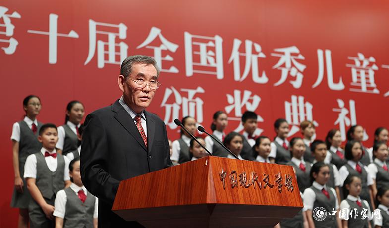 錢小芊在第十屆全國(guó)優(yōu)秀兒童文學(xué)獎(jiǎng)?lì)C獎(jiǎng)典禮上致辭