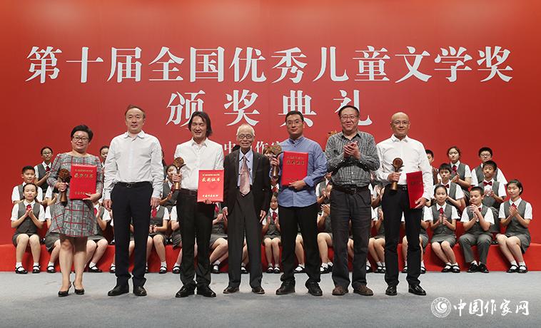 高洪波、孟祥林、樊發(fā)稼為散文、報(bào)告文學(xué)、科幻文學(xué)獲獎(jiǎng)?wù)哳C獎(jiǎng)