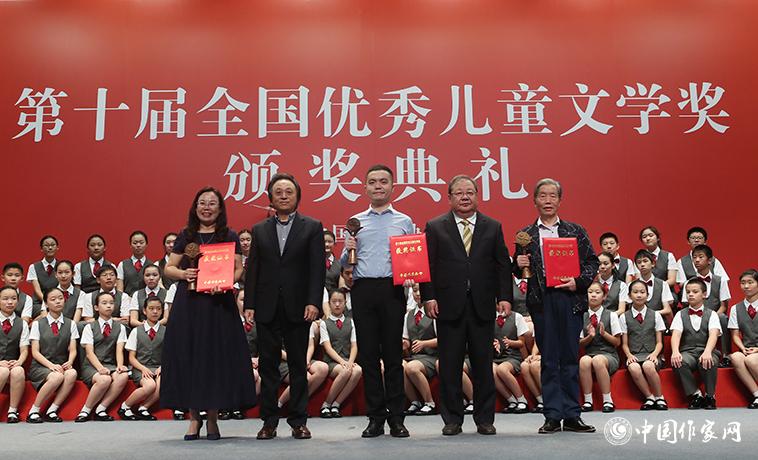 吉狄馬加、王泉根為詩(shī)歌、幼兒文學(xué)獲獎(jiǎng)?wù)哳C獎(jiǎng)