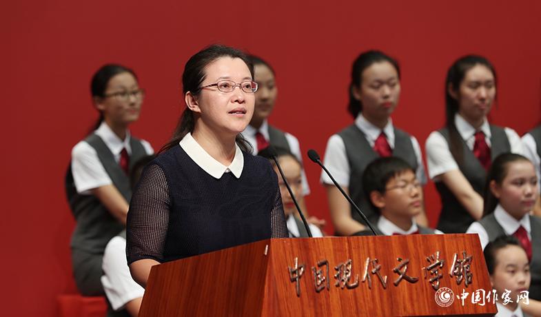 李利芳在頒獎(jiǎng)典禮上宣讀獲獎(jiǎng)散文、報(bào)告文學(xué)、科幻文學(xué)授獎(jiǎng)辭