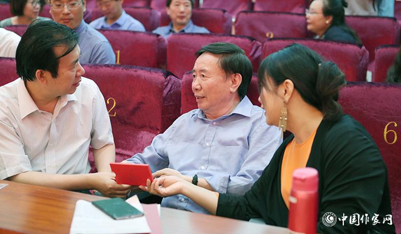 頒獎(jiǎng)典禮開(kāi)始前獲獎(jiǎng)作家張煒、張之路、蕭萍交談